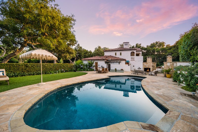 alberca con patio y casa