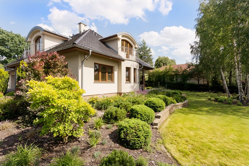 casa con jardin enfrente